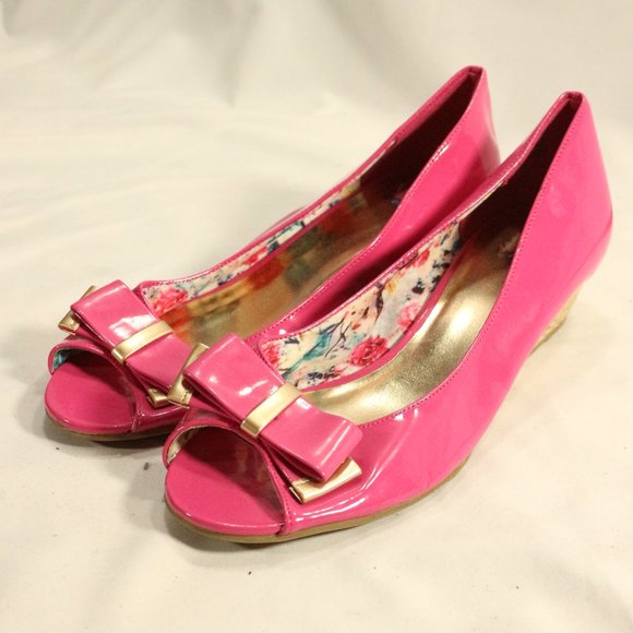 LIV & MADDIE Pink Patent Leather Bow Front Peep Toe Wedges Size 6 - Picture 3 of 10